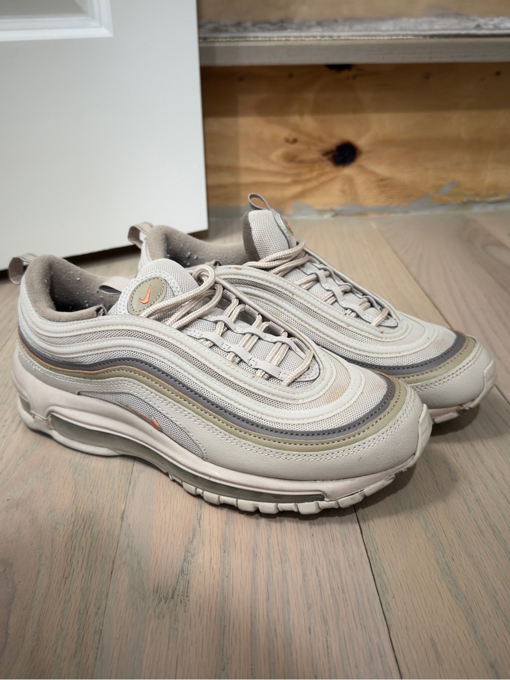 Nike Women’s Sneakers in Light Beige with Olive and Gray Accents